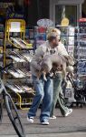Amsterdam 8 oktober 2024
Davy Klaassen en zijn zwangere vrouw Laura Klaassen-Benschop  op de fiets in Amsterdam . Voorop zijn fiets in de speciale bak zit hun hond Bulldog Rio