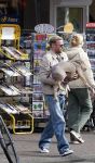 Amsterdam 8 oktober 2024
Davy Klaassen en zijn zwangere vrouw Laura Klaassen-Benschop  op de fiets in Amsterdam . Voorop zijn fiets in de speciale bak zit hun hond Bulldog Rio