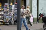Amsterdam 8 oktober 2024
Davy Klaassen en zijn zwangere vrouw Laura Klaassen-Benschop  op de fiets in Amsterdam . Voorop zijn fiets in de speciale bak zit hun hond Bulldog Rio