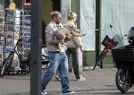 Amsterdam 8 oktober 2024
Davy Klaassen en zijn zwangere vrouw Laura Klaassen-Benschop  op de fiets in Amsterdam . Voorop zijn fiets in de speciale bak zit hun hond Bulldog Rio