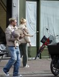 Amsterdam 8 oktober 2024
Davy Klaassen en zijn zwangere vrouw Laura Klaassen-Benschop  op de fiets in Amsterdam . Voorop zijn fiets in de speciale bak zit hun hond Bulldog Rio