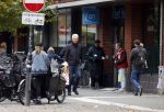 Amsterdam 12 oktober 2024
Derk Bolt doet boodschappen in Amsterdam zuid.