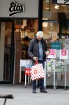 Amsterdam 12 oktober 2024
Derk Bolt doet boodschappen in Amsterdam zuid.