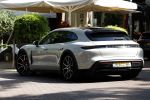 Amsterdam 8 augustus 2024
Famke Louise en Denzel Slager lunchen in Amsterdam zuid . Ze rijden in een electrische Porsche Tacan