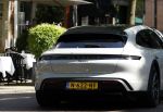 Amsterdam 8 augustus 2024
Famke Louise en Denzel Slager lunchen in Amsterdam zuid . Ze rijden in een electrische Porsche Tacan