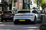 Amsterdam 8 augustus 2024
Famke Louise en Denzel Slager lunchen in Amsterdam zuid . Ze rijden in een electrische Porsche Tacan