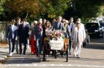 Blaricum 15 oktober 2024
Begrafenis Hans v Hemert in de kerk van Blaricum. familie Hans v Hemert achter de kist die op een bakfiets ligt.