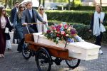 Blaricum 15 oktober 2024
Begrafenis Hans v Hemert in de kerk van Blaricum. familie Hans v Hemert achter de kist die op een bakfiets ligt.