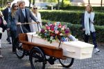 Blaricum 15 oktober 2024
Begrafenis Hans v Hemert in de kerk van Blaricum. familie Hans v Hemert achter de kist die op een bakfiets ligt.