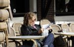 Amsterdam 8 oktober 2024
Henriette Tol leest krant op terras in centrum Amsterdam