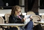 Amsterdam 8 oktober 2024
Henriette Tol leest krant op terras in centrum Amsterdam