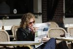 Amsterdam 8 oktober 2024
Henriette Tol leest krant op terras in centrum Amsterdam