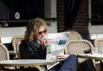 Amsterdam 8 oktober 2024
Henriette Tol leest krant op terras in centrum Amsterdam