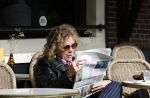 Amsterdam 8 oktober 2024
Henriette Tol leest krant op terras in centrum Amsterdam