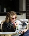 Amsterdam 8 oktober 2024
Henriette Tol leest krant op terras in centrum Amsterdam
