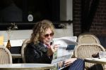 Amsterdam 8 oktober 2024
Henriette Tol leest krant op terras in centrum Amsterdam