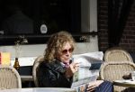 Amsterdam 8 oktober 2024
Henriette Tol leest krant op terras in centrum Amsterdam