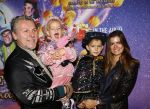 Amsterdam 19 oktober 2024
Premiere de grote Sinterklaasfilm in Tuschinski. Jan Dulles met zijn vrouw en kinderen