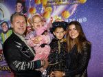 Amsterdam 19 oktober 2024
Premiere de grote Sinterklaasfilm in Tuschinski. Jan Dulles met zijn vrouw en kinderen