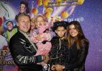 Amsterdam 19 oktober 2024
Premiere de grote Sinterklaasfilm in Tuschinski. Jan Dulles met zijn vrouw en kinderen