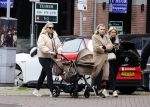 Amsterdam 12 oktober 2024
Kelly Heruer (achter kinderwagen) Steffy Heruer en Mandy Heruer in Amsterdam zuid