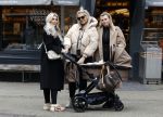 Amsterdam 12 oktober 2024
Kelly Heruer (achter kinderwagen) Steffy Heruer en Mandy Heruer in Amsterdam zuid