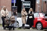 Amsterdam 12 oktober 2024
Kelly Heruer (achter kinderwagen) Steffy Heruer en Mandy Heruer in Amsterdam zuid