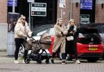Amsterdam 12 oktober 2024
Kelly Heruer (achter kinderwagen) Steffy Heruer en Mandy Heruer in Amsterdam zuid