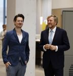 Amsterdam 10 oktober 2024
Koning Willem Alexander opent het HQ van DPG Media / Mediavaert . Aanwezig namend de GPD Christian v Thillo ( Executive Chairman van DPG Media ) en Erik Roddenhof (CEO DPG Media ). Koning Willem Alexander bezoekt ook Donald Duck en spreekt daar Ferdi Felderhof