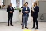 Amsterdam 10 oktober 2024
Koning Willem Alexander opent het HQ van DPG Media / Mediavaert . Aanwezig namend de GPD Christian v Thillo ( Executive Chairman van DPG Media ) en Erik Roddenhof (CEO DPG Media ). Koning Willem Alexander bezoekt ook Donald Duck en spreekt daar Ferdi Felderhof