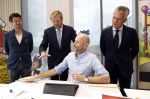 Amsterdam 10 oktober 2024
Koning Willem Alexander opent het HQ van DPG Media / Mediavaert . Aanwezig namend de GPD Christian v Thillo ( Executive Chairman van DPG Media ) en Erik Roddenhof (CEO DPG Media ). Koning Willem Alexander bezoekt ook Donald Duck en spreekt daar Ferdi Felderhof