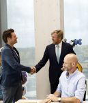 Amsterdam 10 oktober 2024
Koning Willem Alexander opent het HQ van DPG Media / Mediavaert . Aanwezig namend de GPD Christian v Thillo ( Executive Chairman van DPG Media ) en Erik Roddenhof (CEO DPG Media ). Koning Willem Alexander bezoekt ook Donald Duck en spreekt daar Ferdi Felderhof