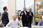 Amsterdam 10 oktober 2024
Koning Willem Alexander opent het HQ van DPG Media / Mediavaert . Aanwezig namend de GPD Christian v Thillo ( Executive Chairman van DPG Media ) en Erik Roddenhof (CEO DPG Media ). Koning Willem Alexander bezoekt ook Donald Duck en spreekt daar Ferdi Felderhof