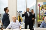 Amsterdam 10 oktober 2024
Koning Willem Alexander opent het HQ van DPG Media / Mediavaert . Aanwezig namend de GPD Christian v Thillo ( Executive Chairman van DPG Media ) en Erik Roddenhof (CEO DPG Media ). Koning Willem Alexander bezoekt ook Donald Duck en spreekt daar Ferdi Felderhof