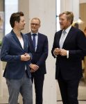 Amsterdam 10 oktober 2024
Koning Willem Alexander opent het HQ van DPG Media / Mediavaert . Aanwezig namend de GPD Christian v Thillo ( Executive Chairman van DPG Media ) en Erik Roddenhof (CEO DPG Media ). Koning Willem Alexander bezoekt ook Donald Duck en spreekt daar Ferdi Felderhof