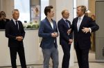 Amsterdam 10 oktober 2024
Koning Willem Alexander opent het HQ van DPG Media / Mediavaert . Aanwezig namend de GPD Christian v Thillo ( Executive Chairman van DPG Media ) en Erik Roddenhof (CEO DPG Media ). Koning Willem Alexander bezoekt ook Donald Duck en spreekt daar Ferdi Felderhof