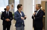 Amsterdam 10 oktober 2024
Koning Willem Alexander opent het HQ van DPG Media / Mediavaert . Aanwezig namend de GPD Christian v Thillo ( Executive Chairman van DPG Media ) en Erik Roddenhof (CEO DPG Media ). Koning Willem Alexander bezoekt ook Donald Duck en spreekt daar Ferdi Felderhof