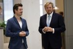 Amsterdam 10 oktober 2024
Koning Willem Alexander opent het HQ van DPG Media / Mediavaert . Aanwezig namend de GPD Christian v Thillo ( Executive Chairman van DPG Media ) en Erik Roddenhof (CEO DPG Media ). Koning Willem Alexander bezoekt ook Donald Duck en spreekt daar Ferdi Felderhof