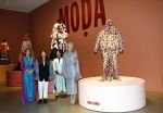 Utrecht 2 oktober 2024
Koningin Maxima opent de Moda in Utrecht. Ninke Bloemberg (co-curator MOá¸ŒA en conservator mode Centraal Museum Utrecht), Yasmina Ajbilou (een van de ontwerpers) en Zineb Seghrouchni (co-curator MOá¸ŒA en oprichter DAR Cultural Agency) samen met Koningin MÃ¡xima