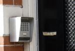Amsterdam 8 oktober 2024
Het naambordje met daarop de namen van Noor de Groot haar ex man Sander Kleinenberg en hun kinderen is weg gehaald .