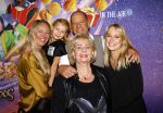 Amsterdam 19 oktober 2024
Premiere de grote Sinterklaasfilm in Tuschinski. Ron Boszhard met zijn vriendin en dochtertje en dochter Naomi die zwanger is