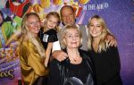 Amsterdam 19 oktober 2024
Premiere de grote Sinterklaasfilm in Tuschinski. Ron Boszhard met zijn vriendin en dochtertje en dochter Naomi die zwanger is