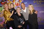 Amsterdam 19 oktober 2024
Premiere de grote Sinterklaasfilm in Tuschinski. Ron Boszhard met zijn vriendin en dochtertje en dochter Naomi die zwanger is