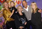 Amsterdam 19 oktober 2024
Premiere de grote Sinterklaasfilm in Tuschinski. Ron Boszhard met zijn vriendin en dochtertje en dochter Naomi die zwanger is