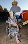 Hilversum 4 oktober 2024
Feestje Nicole des Bouvrie op de sterfdag van haar vader Jan des Bouvrie . Viola Holt in rolstoel met gebroken been