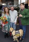 Apeldoorn 25 april 2025
Belinda Meuldijk krijgt lintje en wordt RIDDER in de orde van Oranje Nassau bij Orpheus . Ze kwam samen met haar zoon Yoshi en hun hond Noah.  Belinda Meuldijk Thierry Duval en Yoshi