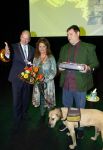 Apeldoorn 25 april 2025
Belinda Meuldijk krijgt lintje en wordt RIDDER in de orde van Oranje Nassau bij Orpheus . Ze kwam samen met haar zoon Yoshi en hun hond Noah. Ton Heerts Burgemeester Apeldoorn