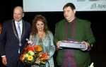 Apeldoorn 25 april 2025
Belinda Meuldijk krijgt lintje en wordt RIDDER in de orde van Oranje Nassau bij Orpheus . Ze kwam samen met haar zoon Yoshi en hun hond Noah. Ton Heerts Burgemeester Apeldoorn