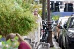 Amsterdam 2 oktober 2025
Bridget Maasland en haar zoon Mees op straat . Net daarvoor is er iemand met een auto tegen haar minicooper aangereden en er vandoor gegaan. Ze heeft heel veel schade.
