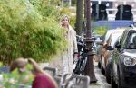 Amsterdam 2 oktober 2025
Bridget Maasland en haar zoon Mees op straat . Net daarvoor is er iemand met een auto tegen haar minicooper aangereden en er vandoor gegaan. Ze heeft heel veel schade.